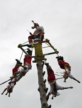 Dans cette photo d'archive du 17 octobre 2009, des garçons indigènes mexicains de Totonaca exécutent la danse rituelle de Los Voladores (Les Flyers) dans une école pour 