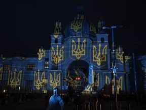 La gare de Lviv, en Ukraine, est illuminée par l'artiste suisse Gerry Hofstetter, le 22 février 2023. Des responsables ukrainiens à Lviv affirment qu'il existe une autre façon pour les Canadiens de soutenir l'économie et l'effort de guerre du pays assiégé, mais ce n'est pas pour rien cœur : faites vos valises et venez faire du tourisme.