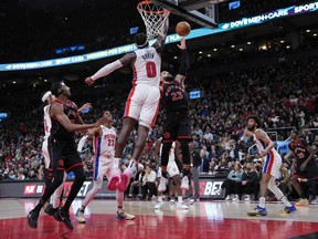 Le garde des Raptors de Toronto Fred VanVleet (23 ans) se dirige vers le panier alors que le centre des Detroit Pistons Jalen Duren (0) tente de se défendre au cours du troisième trimestre à la Scotiabank Arena.