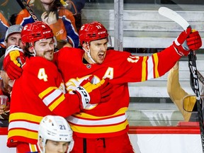 Les Flames de Calgary Mikael Backlund célèbre avec son coéquipier Rasmus Andersson après avoir marqué contre les Oilers d'Edmonton au hockey de la LNH au Scotiabank Saddledome de Calgary le mardi 27 décembre 2022.