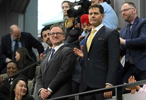 Les Canadiens Michael Kovrig et Michael Spavor se tiennent debout devant un discours du président américain Joe Biden à la Chambre des communes du Canada sur la Colline du Parlement le 24 mars 2023.