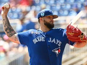 2 mars 2023 ;  Dunedin, Floride, États-Unis ;  Le lanceur des Blue Jays de Toronto Alek Manoah (6) lance un lancer lors de la première manche d'un match d'entraînement printanier contre les Pirates de Pittsburgh au TD Ballpark.