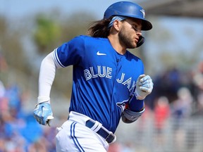 L'arrêt-court des Blue Jays, Bo Bichette, frappe un coup de circuit contre les Red Sox lors de la quatrième manche d'entraînement printanier au TD Ballpark à Dunedin, en Floride, le lundi 13 mars 2023.