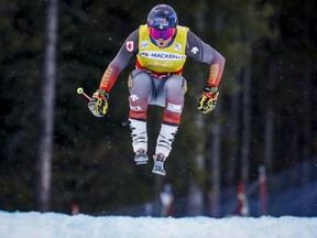 Brady Leman du Canada skie lors de la demi-finale masculine de la Coupe du monde de ski cross à la station de ski Nakiska à Kananaskis, en Alberta, le samedi 15 janvier 2022. LA PRESSE CANADIENNE/Jeff McIntosh