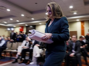 La vice-première ministre et ministre des Finances du Canada, Chrystia Freeland, assiste à une conférence de presse avant de présenter le budget fédéral à Ottawa, le 28 mars 2023.