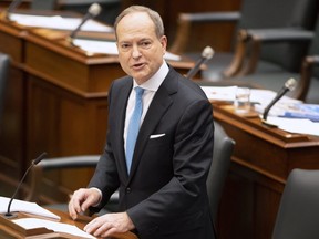 Le ministre des Finances de l'Ontario, Peter Bethlenfalvy, présente le budget à l'Assemblée législative de l'Ontario à Toronto le 24 mars 2021.