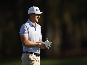 Mackenzie Hughes du Canada regarde depuis le 11e trou lors d'une ronde d'entraînement avant le championnat THE PLAYERS sur le parcours THE PLAYERS Stadium au TPC Sawgrass le 08 mars 2023 à Ponte Vedra Beach, en Floride.