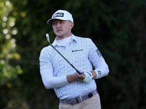 Mackenzie Hughes du Canada joue son tir du sixième tee lors du deuxième tour du Genesis Invitational au Riviera Country Club le 17 février 2023 à Pacific Palisades, en Californie.