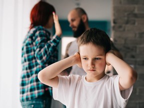 La priorité d'une grand-mère devrait être sur son petit-fils alors qu'il fait face à une nouvelle dynamique familiale après le divorce de ses parents.