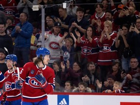 L'ailier gauche des Canadiens de Montréal Michael Pezzetta revient sur les partisans après que les Canadiens ont marqué contre les Oilers d'Edmonton lors de la première période à Montréal le 12 février 2023.