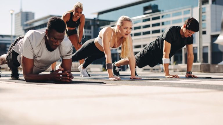 Ce sont les 5 meilleurs entraînements CrossFit pour les débutants pour développer la force, la puissance et les muscles