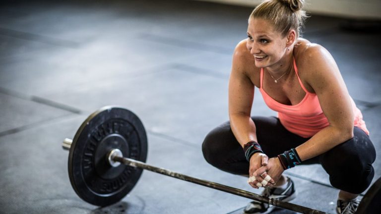 Cet entraînement complexe d’haltères en cinq mouvements renforce les muscles, élimine les calories et augmente la puissance en 20 minutes