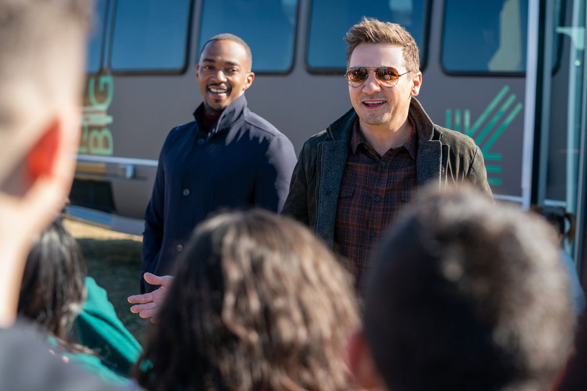 jeremy renner et anthony mackie sortent d'un bus et saluent une foule