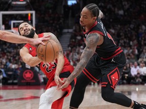 6 novembre 2022 ;  Toronto, Ontario, CAN ;  Le garde des Raptors de Toronto Fred VanVleet (23 ans) contrôle le ballon alors que l'attaquant des Chicago Bulls DeMar DeRozan (11 ans) tente de se défendre au cours du premier quart à la Scotiabank Arena.