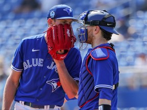 Le lanceur partant des Blue Jays de Toronto Chris Bassitt (40) et le receveur Danny Jansen (9) se sont entretenus au monticule lors de la première manche contre les Tigers de Detroit au TD Ballpark mardi.