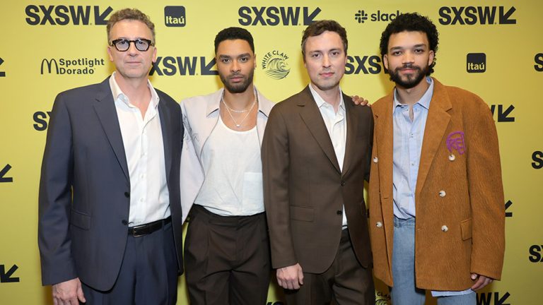 Chris Pine et Regé-Jean Page gagnent les fans et les débutants de "Donjons & Dragons" à la première de SXSW Les plus populaires doivent être lus Inscrivez-vous aux newsletters Variété Plus de nos marques
	
	
