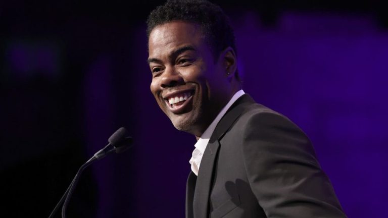 Chris Rock plaisante avec Paul Pelosi comme « le seul gars qui sait ce que j'ai ressenti » après la claque des Oscars
	
	
