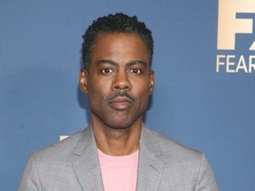 Dans ce fichier photo prise le 9 janvier 2020, Chris Rock arrive pour la tournée de presse FX Network Winter TCA 2020 à l'hôtel Langham Huntington à Pasadena, Californie