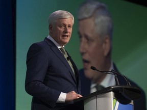 L'ancien premier ministre Stephen Harper prononce un discours lors de la conférence Canada Strong and Free Networking, le mercredi 22 mars 2023 à Ottawa.