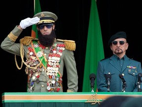 Image publiée par Paramount Pictures, Sacha Baron Cohen, à gauche.  dépeint l'amiral général Aladeen, à gauche, et Ben Kingsley dépeint Tamir dans une scène de 