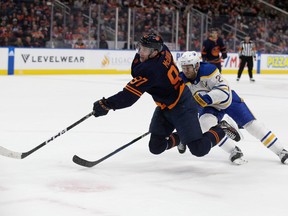 Connor McDavid des Oilers d'Edmonton affronte Kyle Okposo des Sabres de Buffalo lors d'un match de troisième période dans la LNH au Rogers Place d'Edmonton, le mardi 18 octobre 2022.