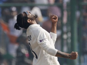 Cricket - deuxième test - Inde contre Australie - Arun Jaitley Stadium, New Delhi, Inde - 19 février 2023 Ravindra Jadeja, de l'Inde, célèbre après avoir pris le guichet de Nathan Lyon, de l'Australie.