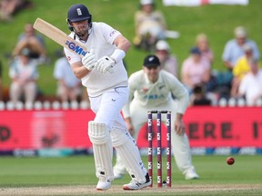 L'Anglais Ollie Robinson joue un coup sous le regard du gardien de guichet néo-zélandais Tom Blundell pendant la cinquième journée du deuxième match test de cricket entre la Nouvelle-Zélande et l'Angleterre à la Basin Reserve à Wellington le 28 février 2023.