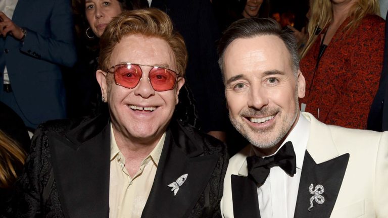 David Furnish dénonce la législation anti-LGBTQ lors de la soirée des Oscars d'Elton John : "Ce sont juste des politiciens qui essaient de marquer des points"
	
	
