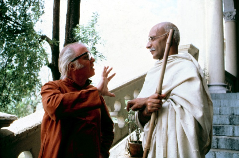 Richard Attenborough dirigeant Ben Kingsley sur le tournage de GANDHI, 1982