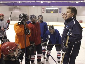 Dave Gardner, un ancien joueur de la LNH, offre des cours aux joueurs des Mount Carmel Crusaders.  Les champions en titre de l'Ontario sont encore une fois les meilleurs prétendants pour cette saison de hockey au secondaire.