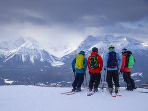 Une vue de dessus de montagne à Lake Louise Ski Resort.