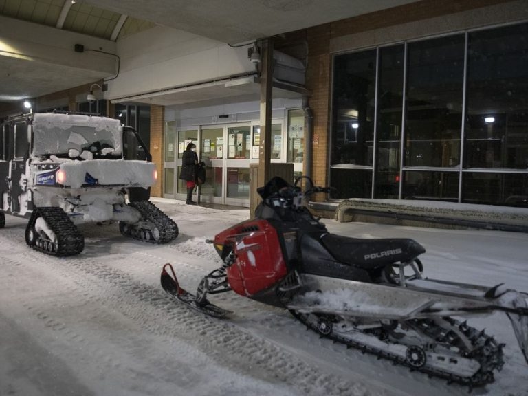 Des agents de conservation de la Colombie-Britannique en motoneige sauvent un homme coincé dans une tempête de neige