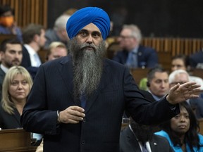 Le député conservateur Tim Uppal prend la parole lors de la période des questions, le jeudi 17 novembre 2022.