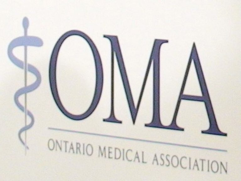 Des médecins ontariens critiquent la province pour avoir mis fin aux soins de santé pour les résidents non assurés