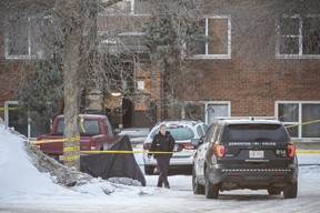 La police d'Edmonton enquête sur la scène près de la fusillade mortelle de deux policiers qui répondaient à un appel domestique le 16 mars 2023 à Edmonton.