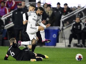 L'attaquant du Toronto FC Insigne, à l'avant, poursuit le ballon devant le milieu de terrain de DC United Russell Canouse (6) et le milieu de terrain Mateusz Klich, à l'arrière, lors de la première moitié d'un match de football de la MLS, le samedi 25 février 2023, à Washington.