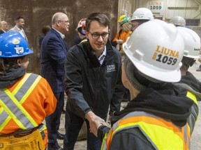 Monte McNaughton, ministre ontarien du Travail, de l'Immigration, de la Formation et du Développement des compétences, accueille des étudiants dans un centre de formation LiUNA à London le mercredi 15 mars 2023. McNaughton a annoncé de nouveaux mandats en milieu de travail qui rendent obligatoires les toilettes réservées aux femmes sur les chantiers de construction.  (Mike Hensen/The London Free Press)