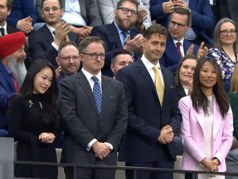 Deux Michael honorés dans le discours de Biden au Parlement