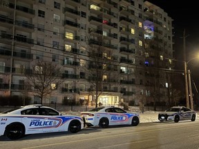 Un homme a été arrêté et deux policiers de Londres ont été grièvement blessés après une confrontation armée de 12 heures au 621 Kipps Lane le 11 mars 2023. (Jennifer Bieman/The London Free Press)