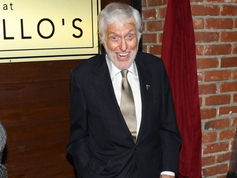 Dick Van Dyke écrase sa voiture contre la porte de Malibu