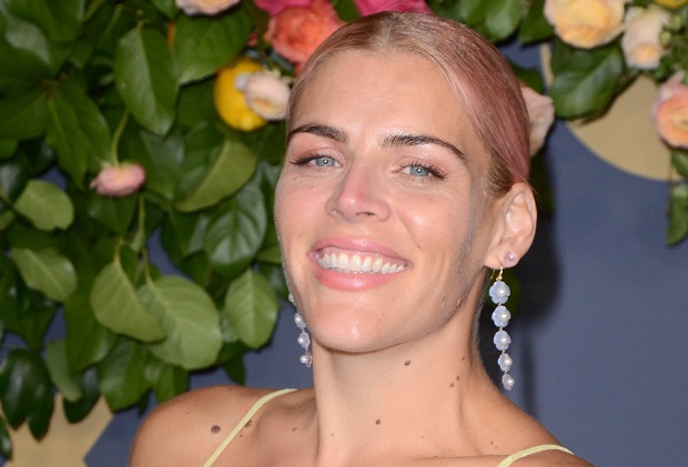 Distribution musicale du film « Mean Girls » : Busy Philipps dans le rôle de la mère de Regina