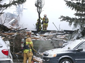 Les équipes de pompiers de Calgary sont présentées lors d'un incident majeur à Marlborough, dans le nord-est de Calgary, le lundi 27 mars 2023.