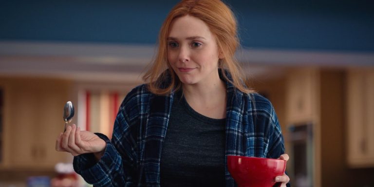 Elizabeth Olsen veut que Scarlet Witch ait "beaucoup plus d'humour" au retour du MCU

