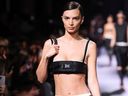 Emily Ratajkowski défile sur le podium du défilé Miu Miu lors de la Fashion Week de Paris, le 4 octobre 2022.