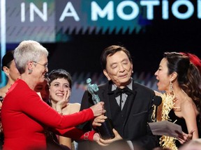 Jenny Slate, Tallie Medel, Jamie Lee Curtis, James Hong et Michelle Yeoh reçoivent le prix Outstanding Performance by a Cast in a Motion Picture Award pour 