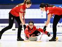 La capitaine canadienne Kerri Einarson participe au match du Championnat du monde de curling féminin LGT pour la troisième place entre le Canada et la Suède à la Goransson Arena de Sandviken, le 26 mars 2023.