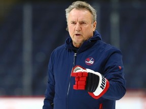 L'entraîneur-chef des Jets de Winnipeg, Rick Bowness, lors de l'entraînement du lundi 27 février 2023.