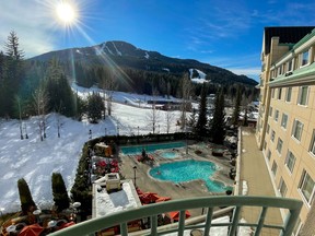 Piscines chauffées et montagnes à apprécier au Fairmont Chateau Whistler.  POLYCOPIÉ