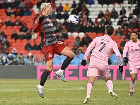 18 mars 2023 ;  Toronto, Ontario, CAN ;  Le milieu de terrain du Toronto FC Federico Bernardeschi (10) se bat pour le ballon avec le milieu de terrain de l'Inter Miami Jean Mota (7) en seconde période au BMO Field.