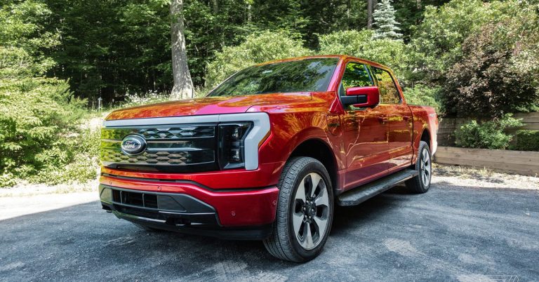 Ford rappelle plus d’une douzaine de F-150 Lightning après un incendie de batterie et redémarrera la production lundi